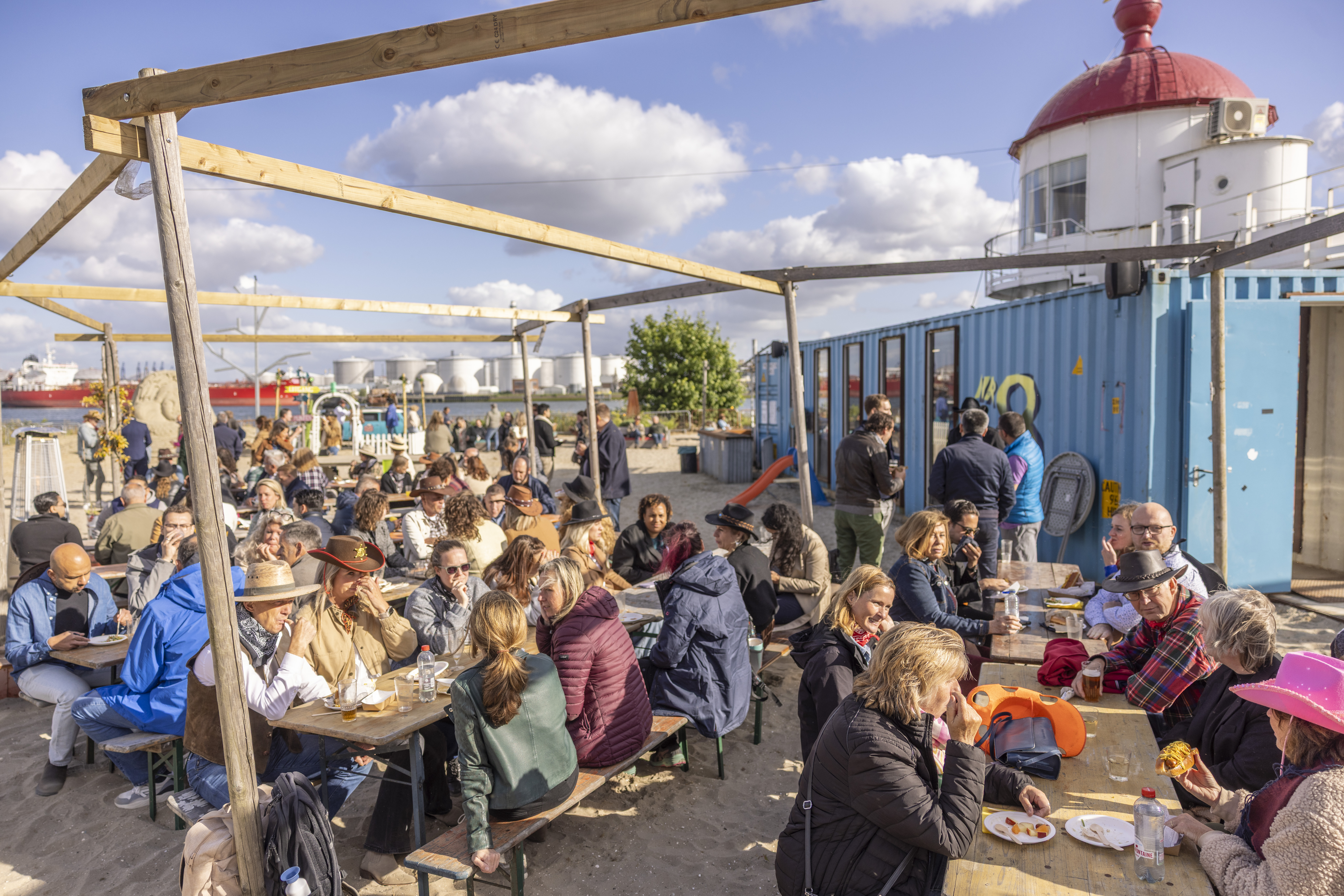 feestje op het  Stadsstrand  foto Nico te Laak
