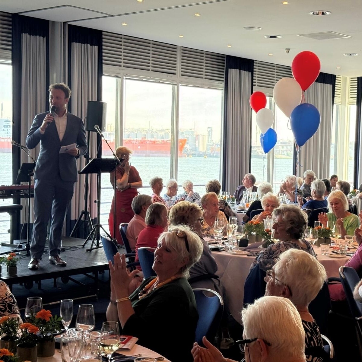 Foto van wethouder Koen Kegel bij het Alleenstaanden diner