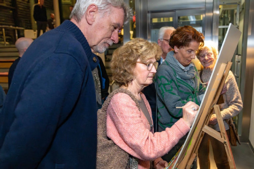 mensen rondom een schildersezel met informatie - fotografie Vincent van Dordrecht
