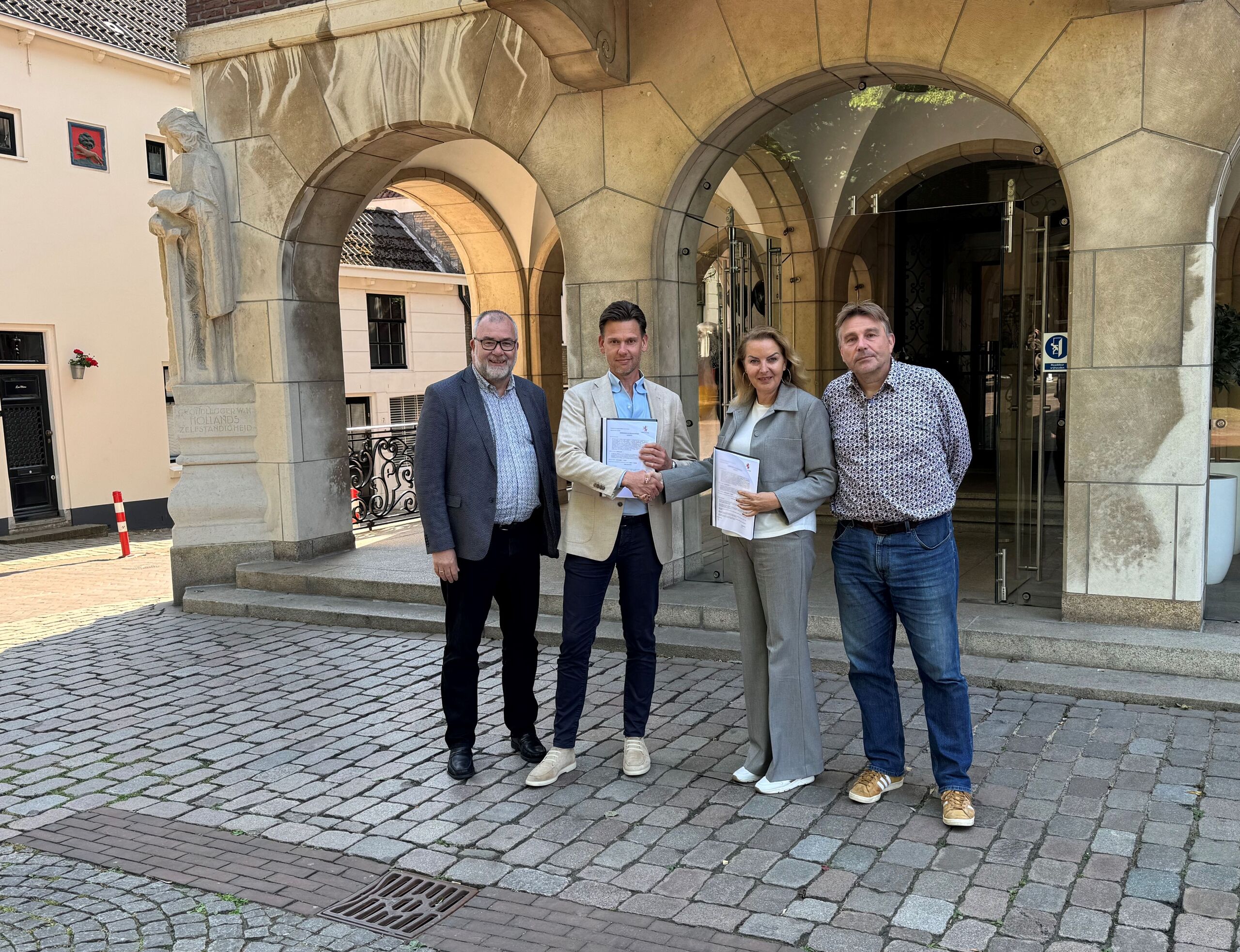 Groepsfoto ondertekening tussen Tradiro en de gemeente