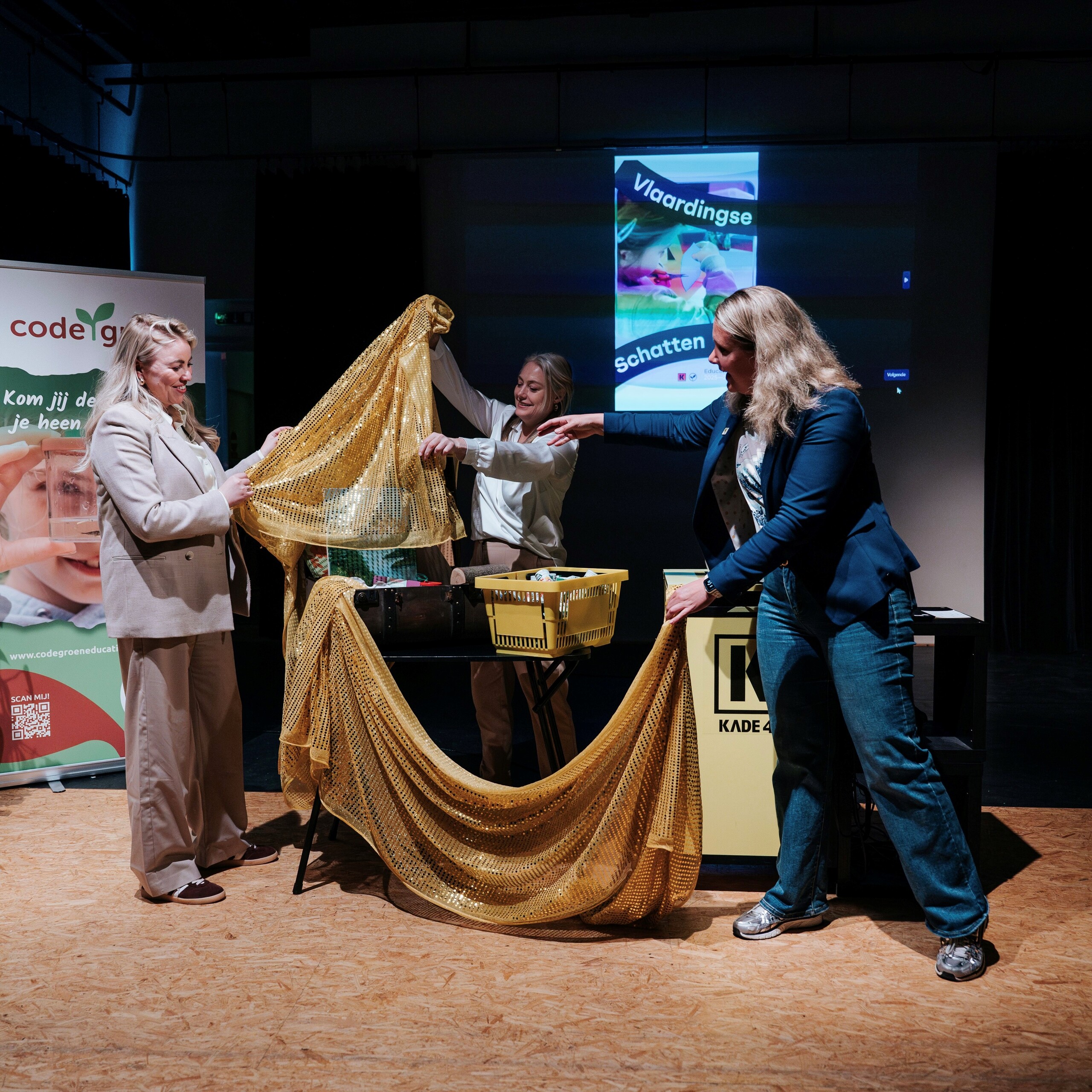 Foto van wethouder Lianne van Kalken bij de onthulling van de Vlaardingse Schatten