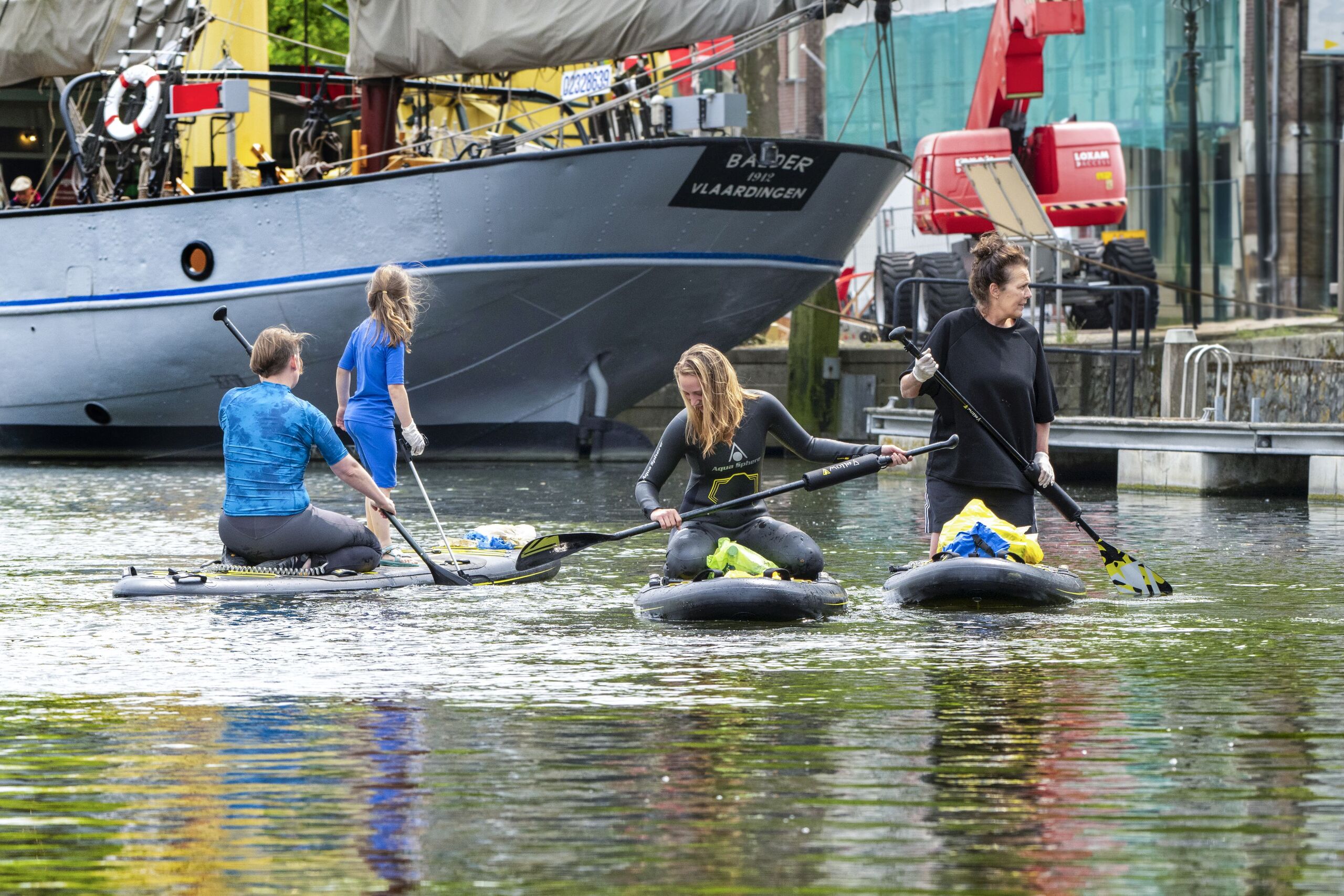 Suppers ruimen zwerfafval op