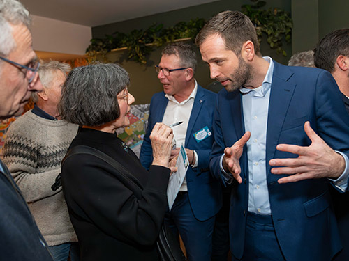 wethouder Bart Bikkers in gesprek met mevrouw