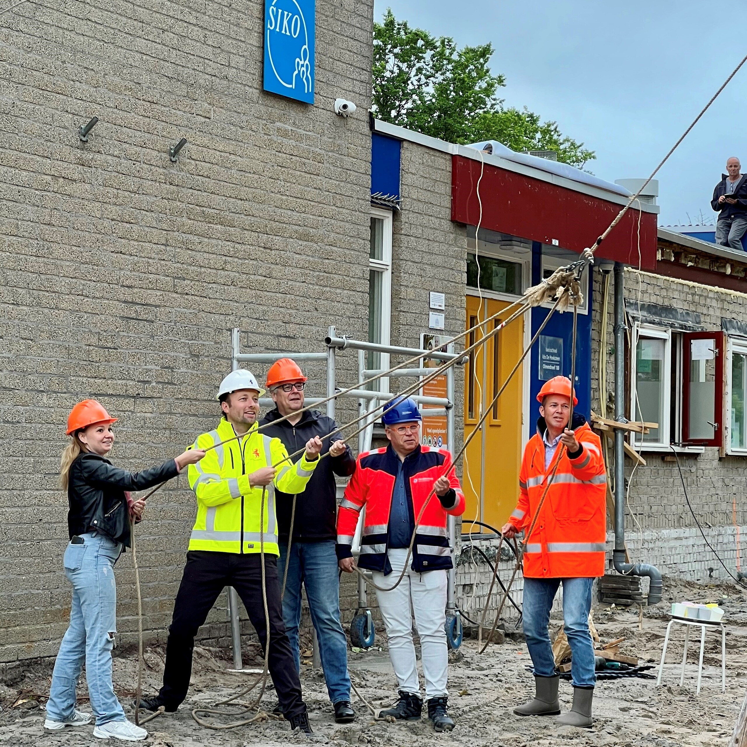 Foto van wethouder Koen Kegel bij slaan eerste paal IKC De Hoeksteen