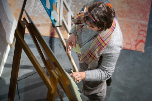 vrouw bij houten schildersezel - fotografie Vincent van Dordrecht
