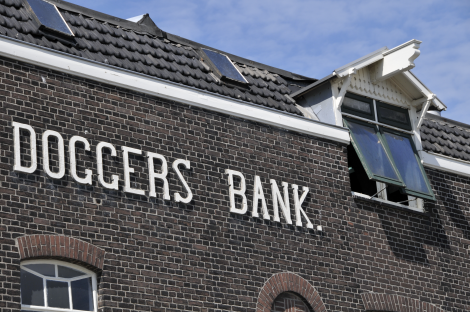 Detailfoto van gebouw met letters Doggers Bank.