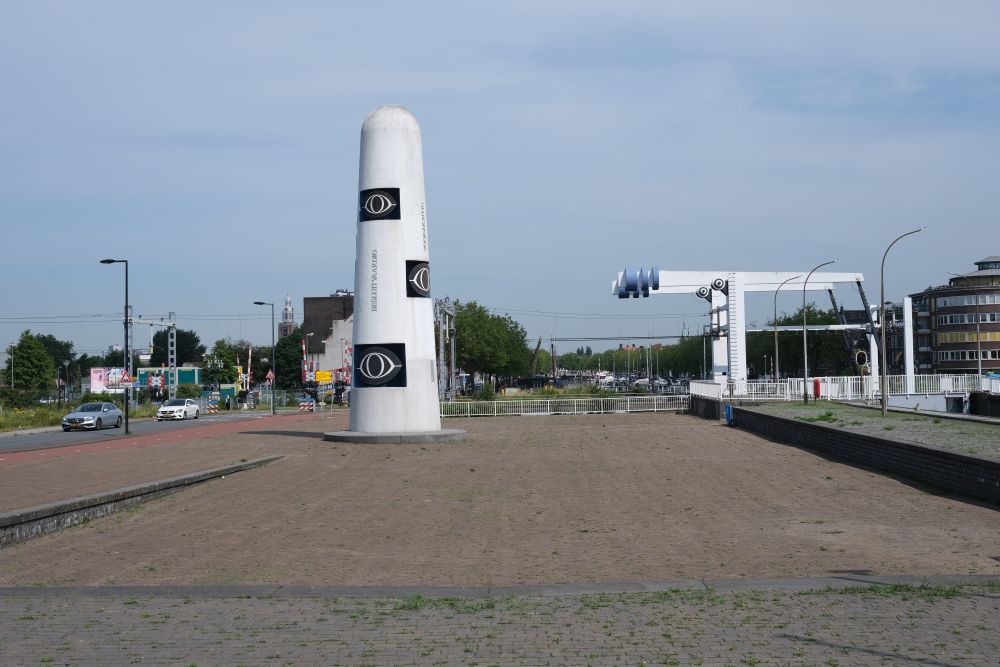 MARK het waakzaam oog met metrobrug