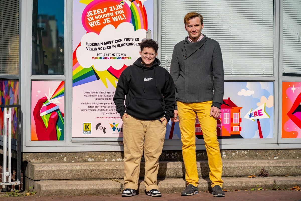 Foto van Denise en Stanislav voor het regenbooghuisje
