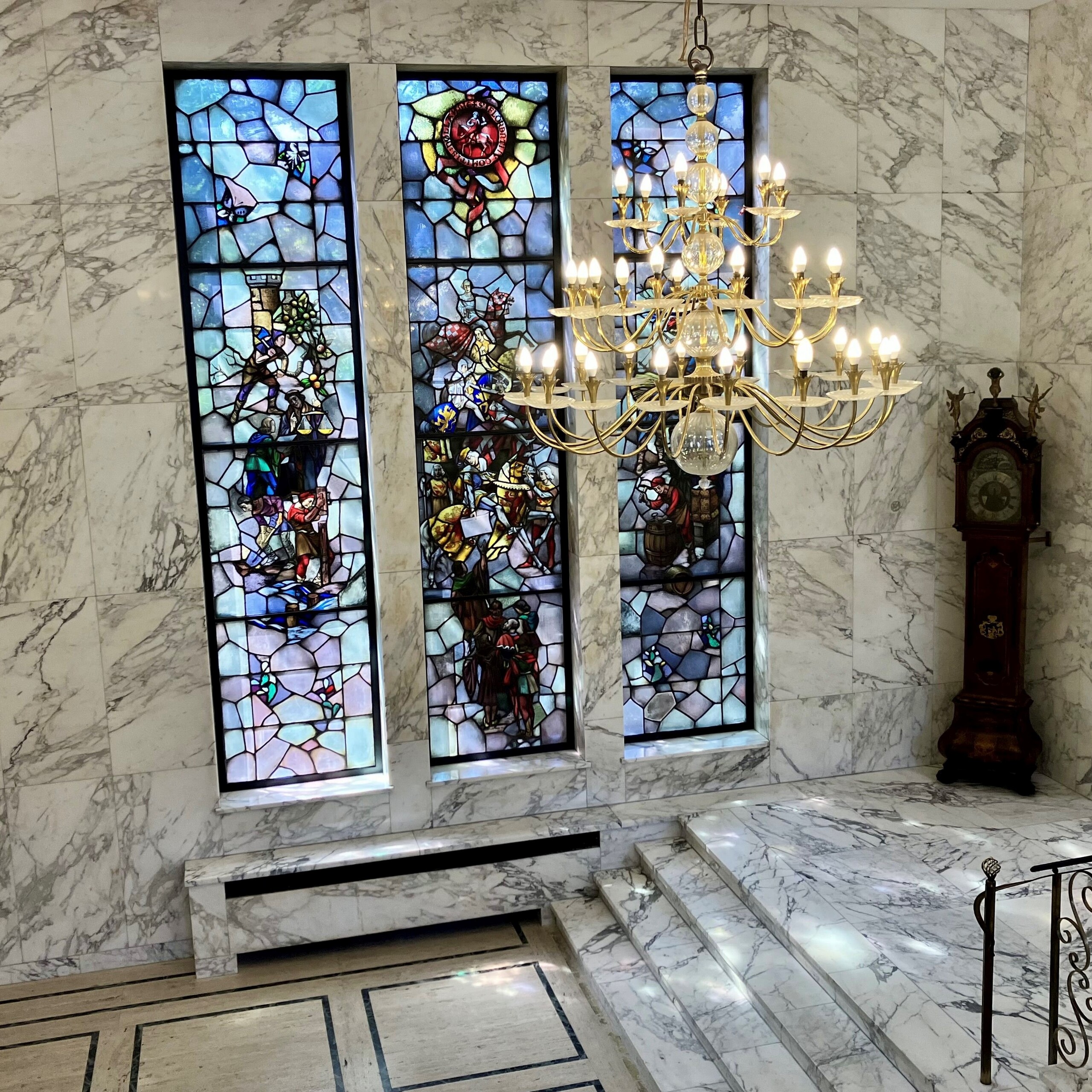 Foto van de marmeren hal in het oude stadhuis