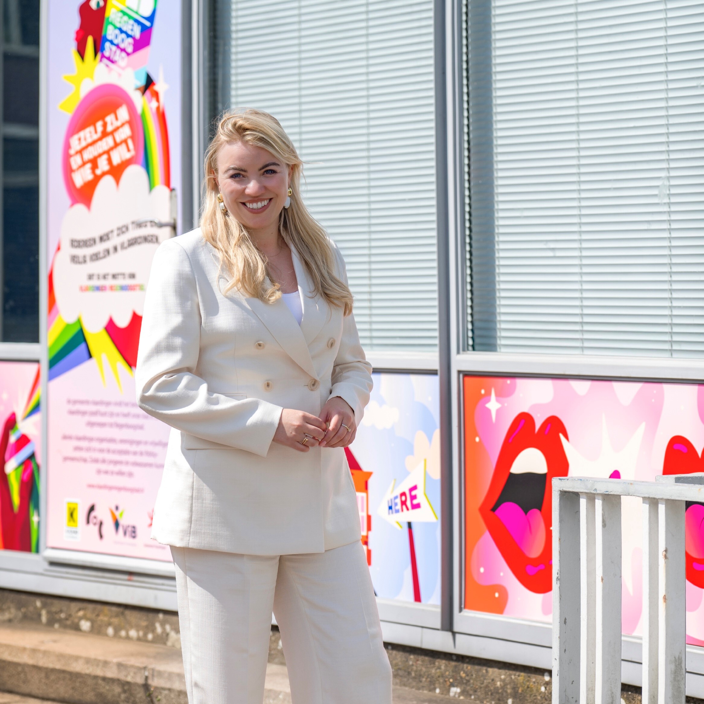 Wethouder Lianne van Kalken voor het Regenbooghuisje