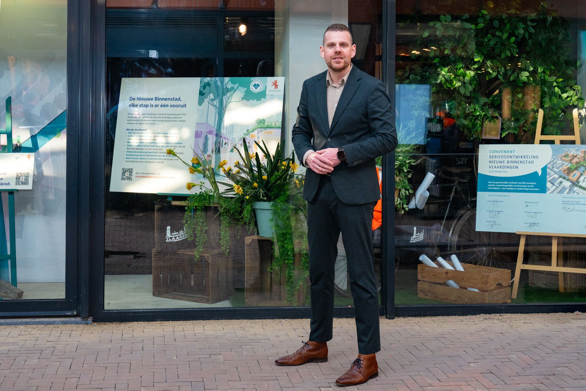 Wethouder Rens de Ron voor de etalage op het Liesveld