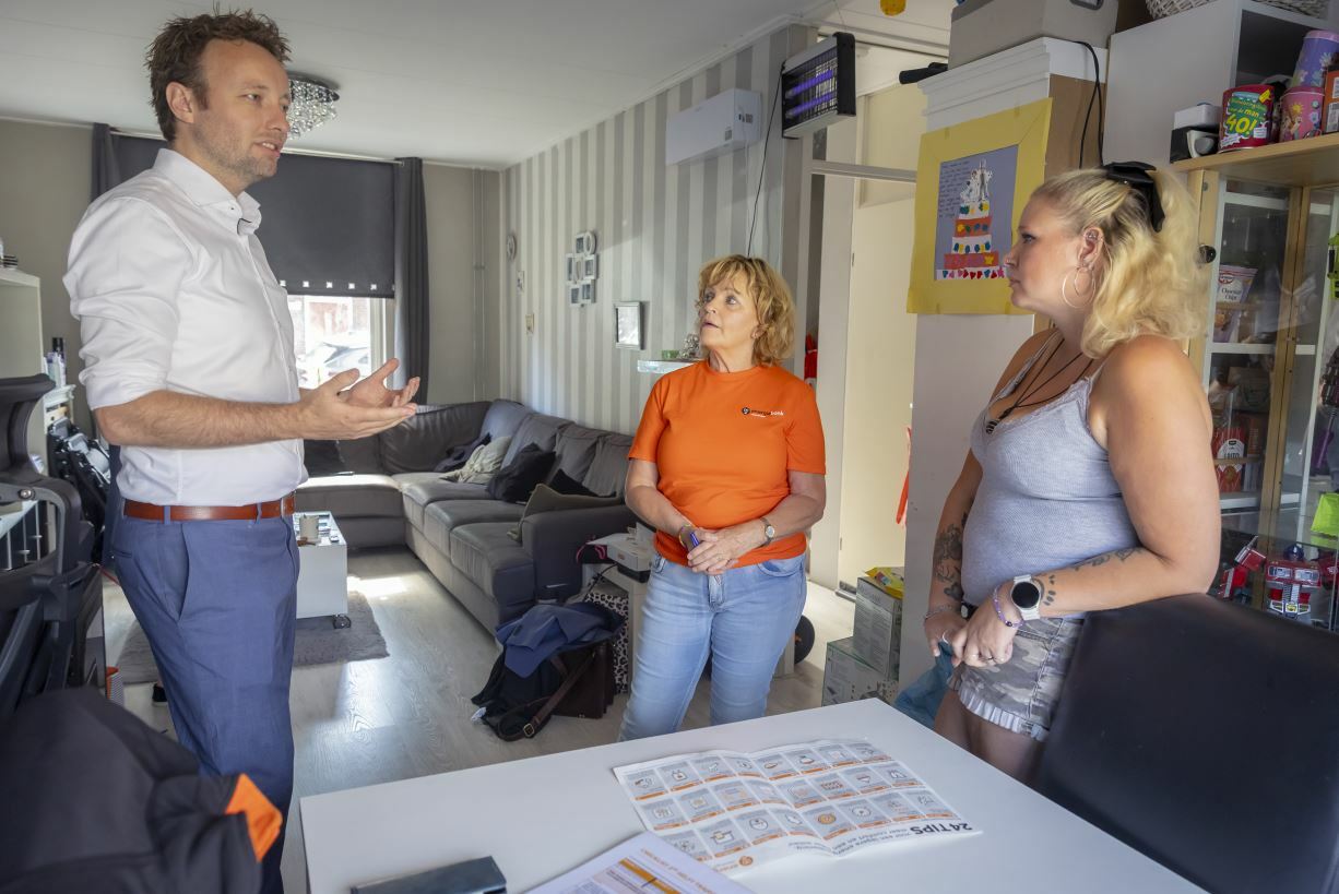 Wethouder Koen Kegel op bezoek met de energiebank