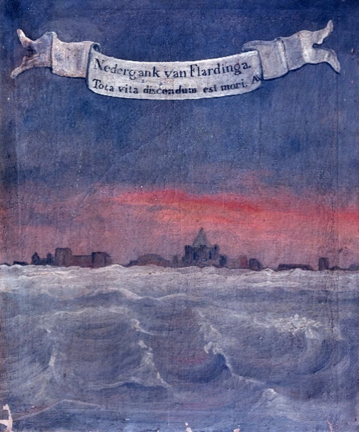 Expositie WATER in Stadsarchief Vlaardingen - op de afbeelding zie je een schillderij met de tekst Nadergank van Flardingga Toca vita discendutn est mori in een banner staan. Onderaan de banner zie je een skyline van de stad en daaronder heel veel water.