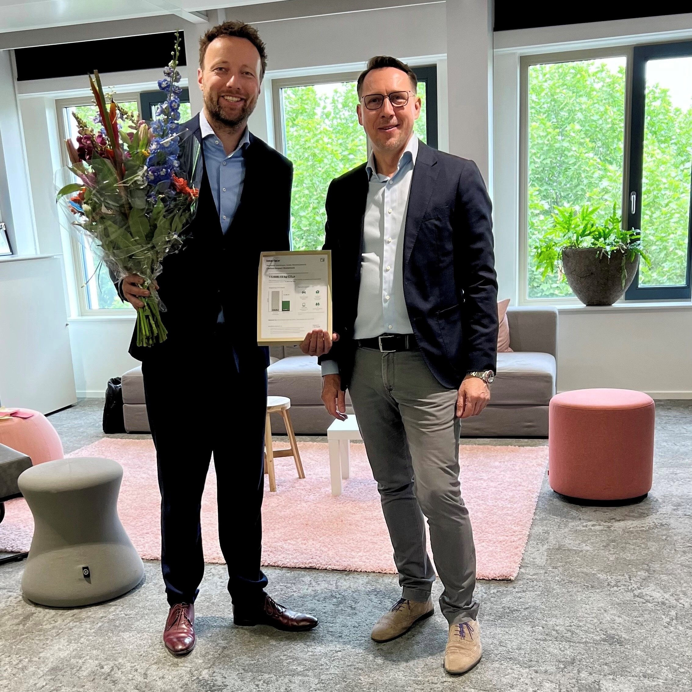Foto van wethouder Koen Kegel die certificaat in ontvangst neemt