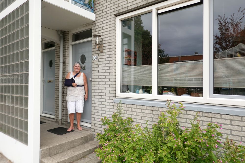 Tineke Spoort voor haar voordeur in de Rivierzone
