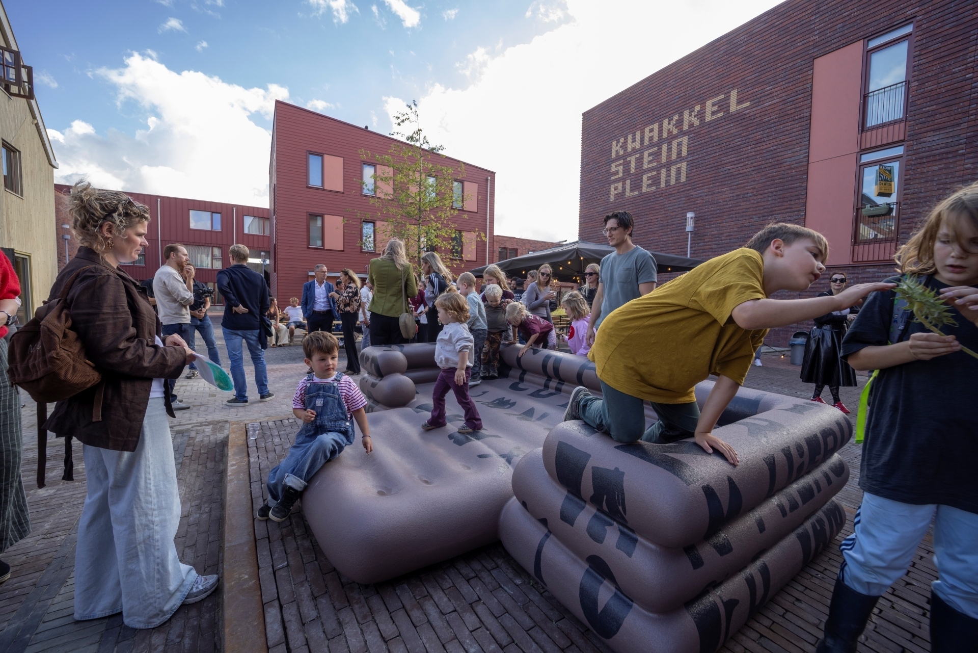 Het kunstwerk springbankkussen is direct in gebruik genomen door de kinderen van het Museumkwartier