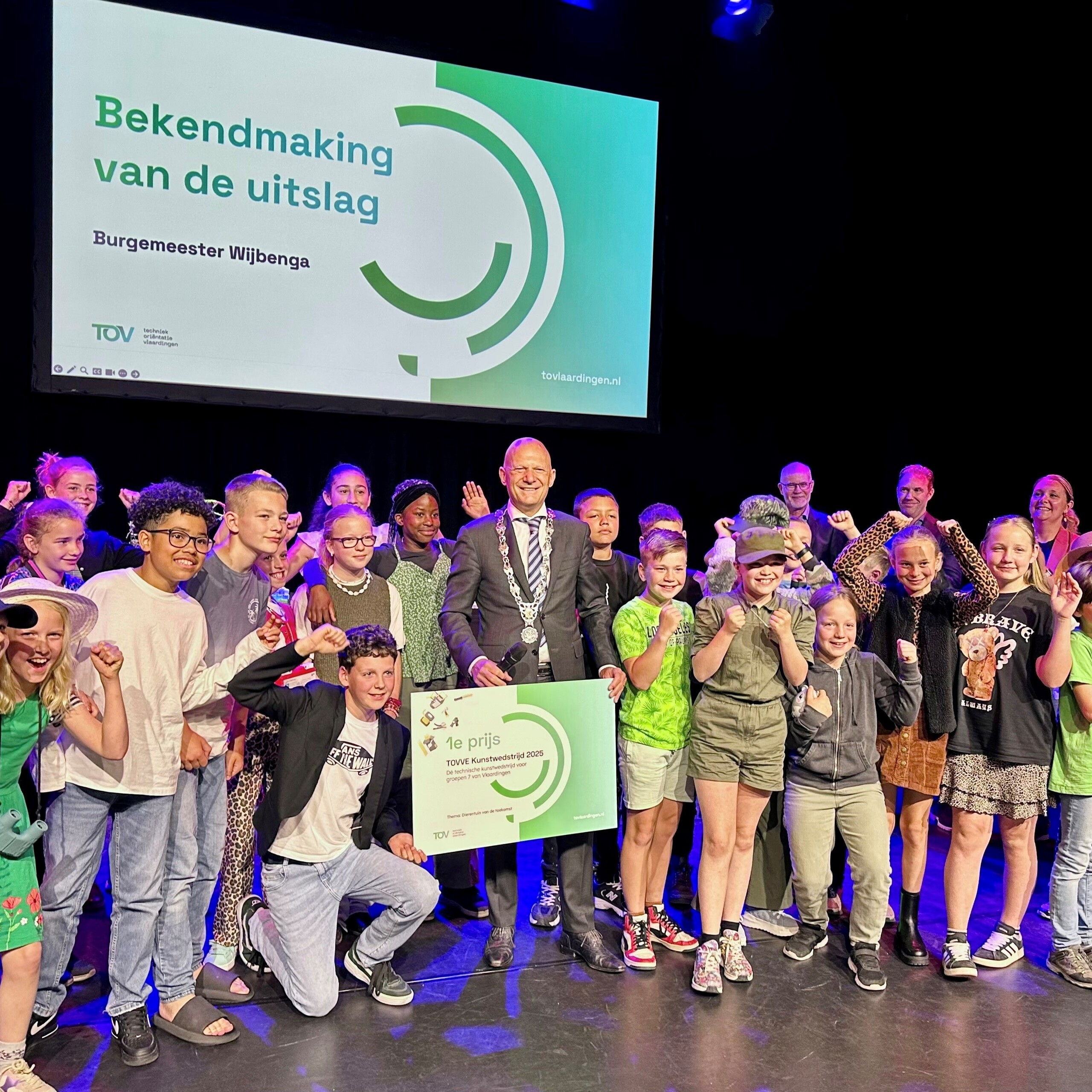 Foto van burgemeester Wijbenga met de winnaars van de TOVVE Kunstwedstrijd