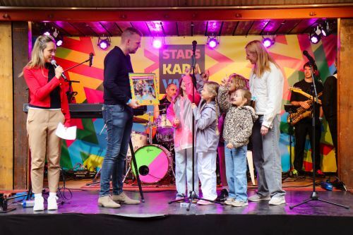 Foto van wethouder Rens de Ron bij de stadskaravaan