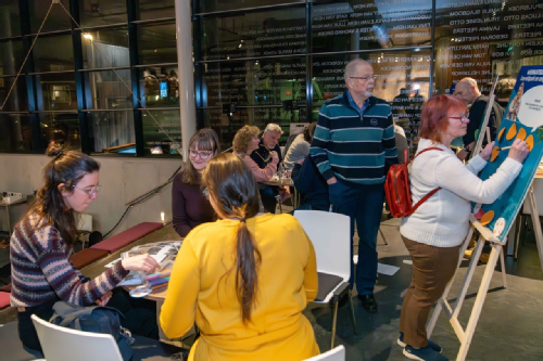 groepjes mensen schrijven input op een postit - fotografie Vincent van Dordrecht