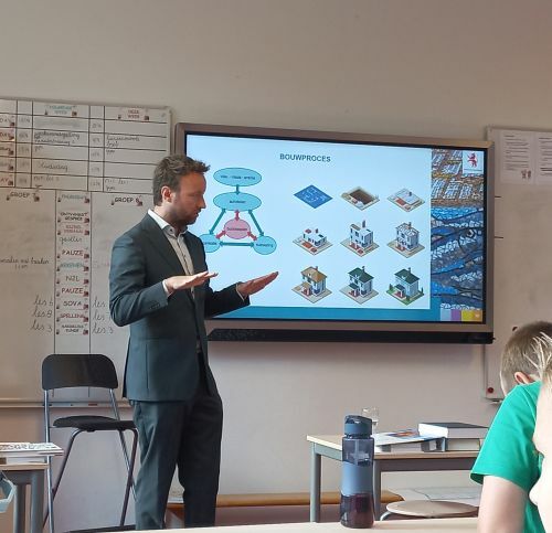 Foto van wethouder Koen Kegel tijdens zijn bezoek aan de Calvijnhool