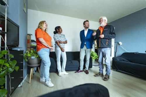 Foto van wethouder Koen Kegel, een energiecoach en een bewoner