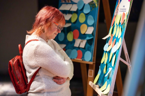 vrouw bekijkt notities op postits - fotografie Vincent van Dordrecht