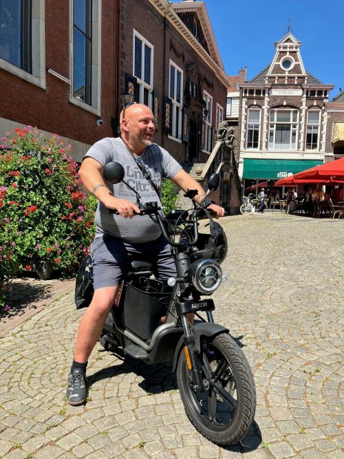 Foto van Thomas Jansen op zijn nieuwe scooter