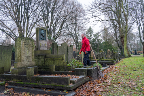 Guus de Ruiter aan het werk bij de graven