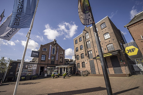 Kroepoekfabriek buitenkant - fotograaf Nico te Laak