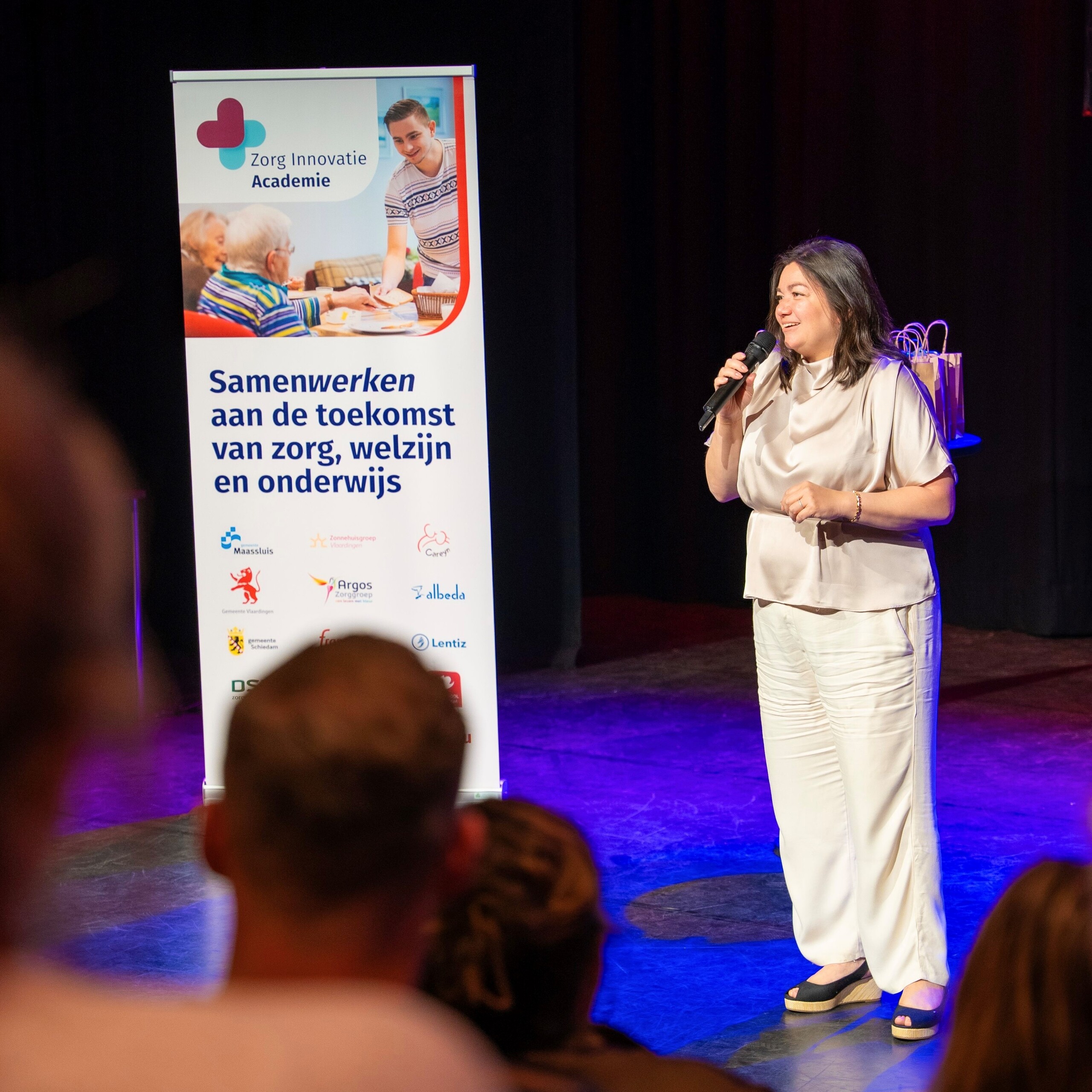 Foto van wethouer Jacky Silos op het Werkbegeleidersfestival van ZIA