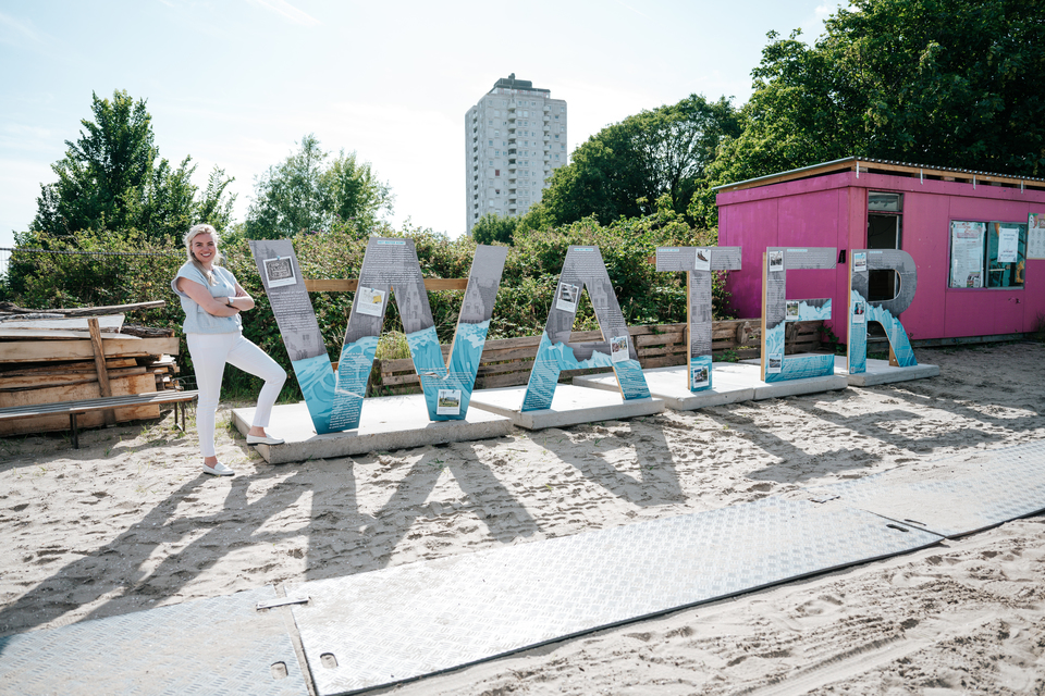Lianne met waterletters op Stadsstrand