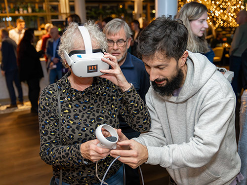 mevrouw met vr-bril