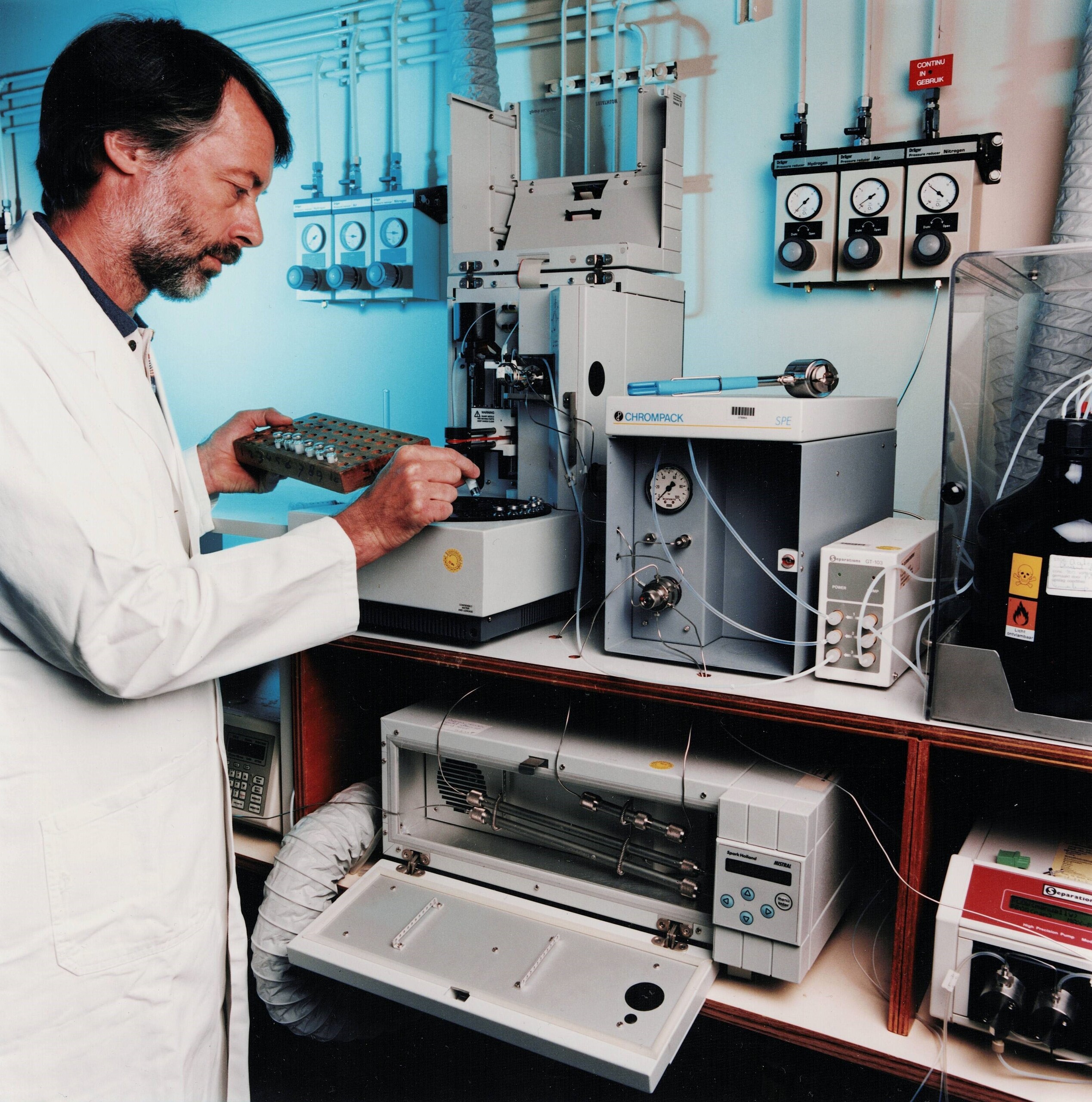 Foto van Frans van Stijn  aan het werk in lab Unilever (prive  archief)
