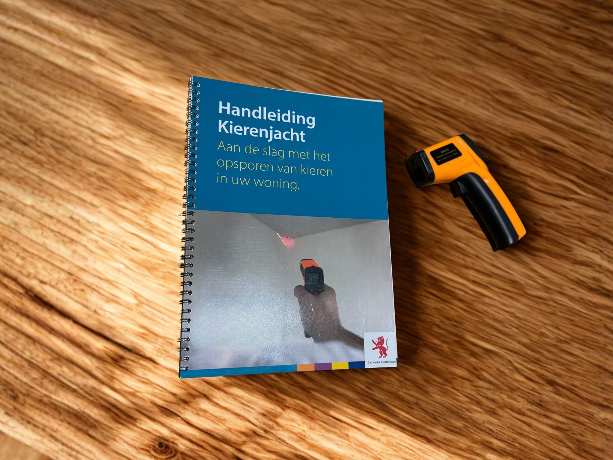 Een foto van een Infraroodmeter en een handleiding van de Kierenjacht liggen op tafel