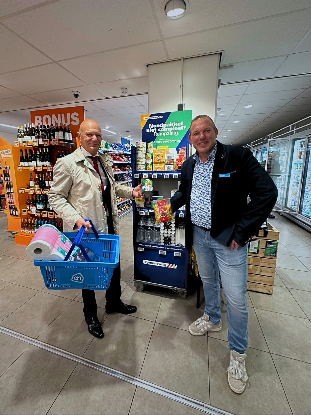 Burgermeester Bert Wijnbenga en Iwan Tims bij display noodpakket