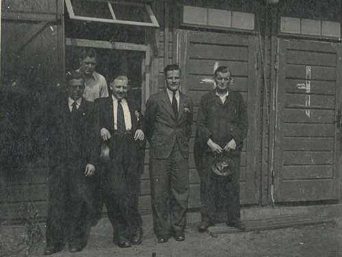 oude zwartwitfoto met 5 mannen