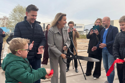 Wethouder knipt lint door