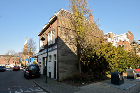 Zijaanzicht van het garagebedrijf.