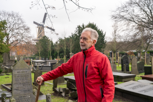 Guus de Ruiter op begraafplaats Emaus