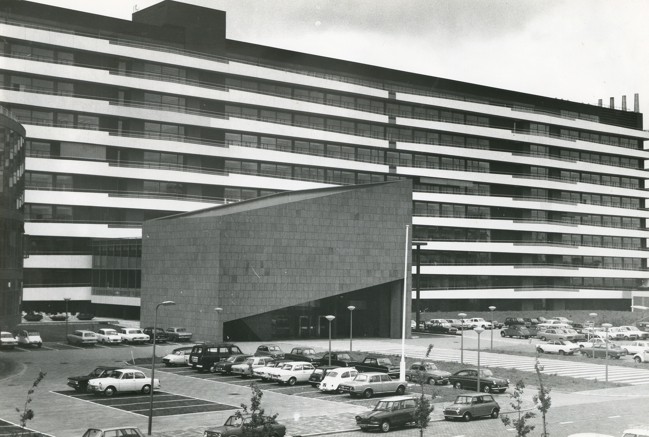 Modern boegbeeld LAB oud bouw M. v.d. Pluym 1969, nieuwe vleugel