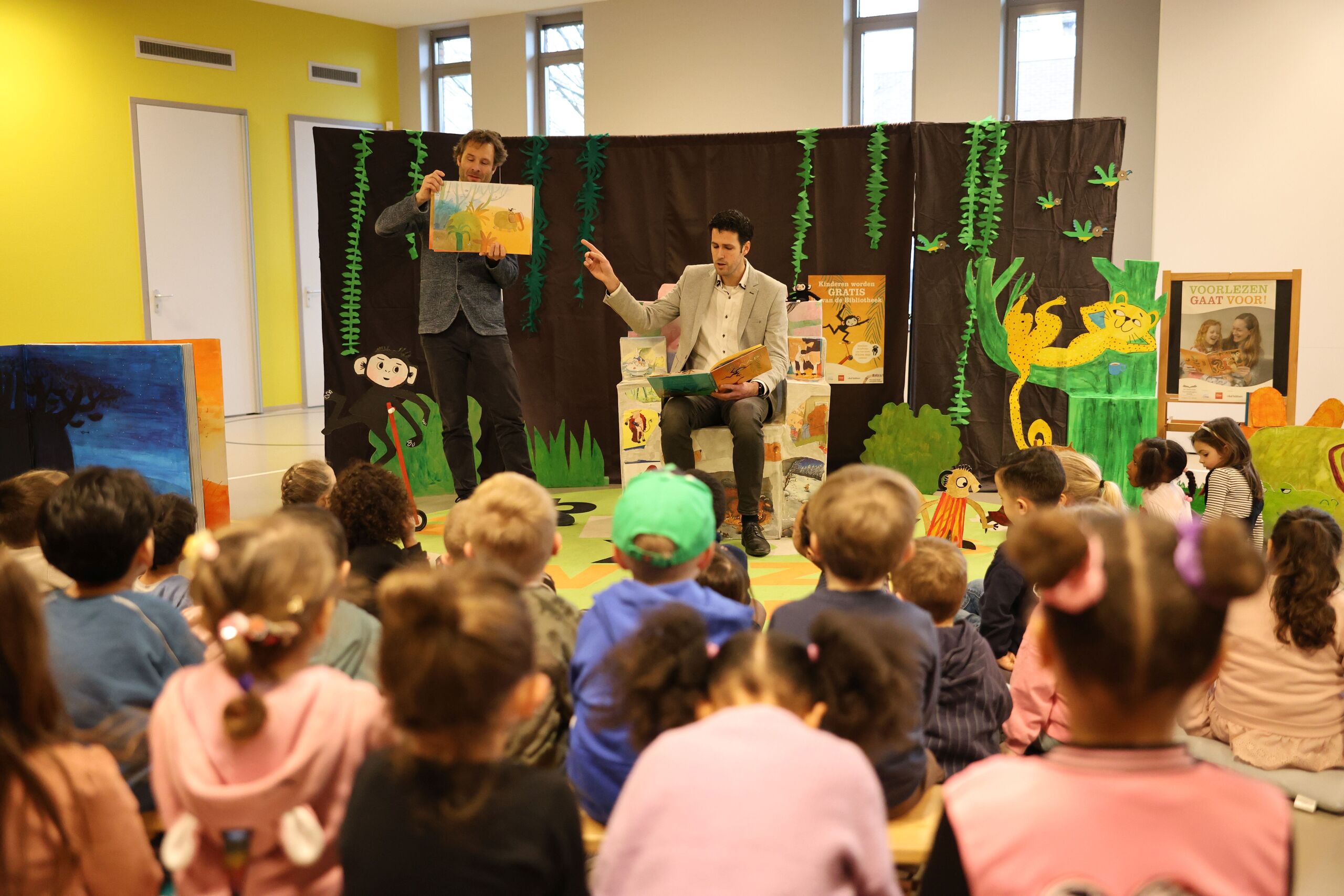 Wethouder Arnoud Proos leest voor