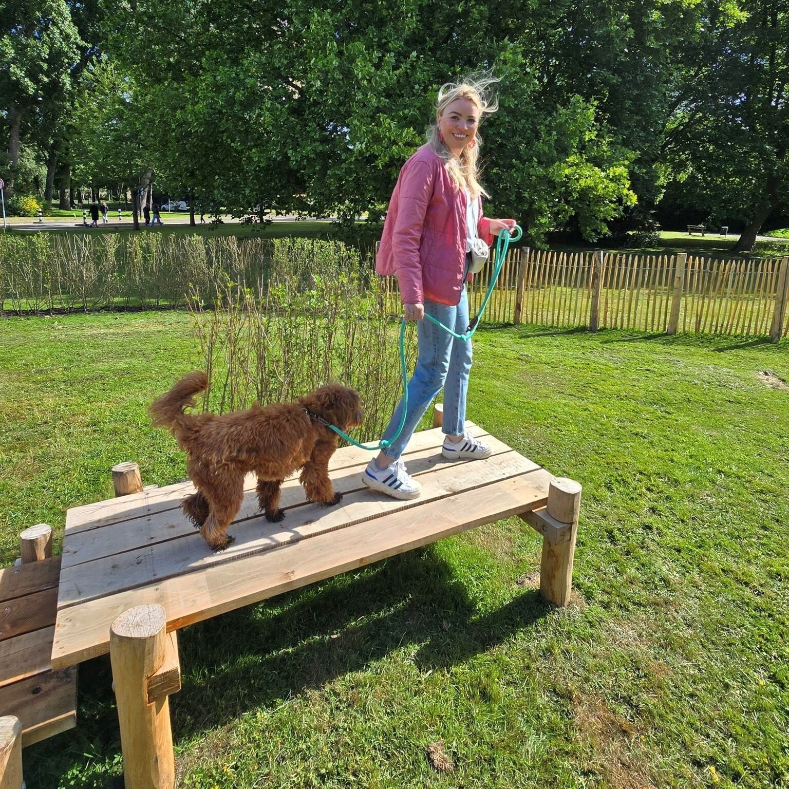 Foto van wethouder Lianne van Kalken met hond Summer op het hondenparcours