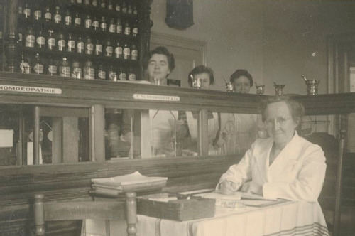 Dame en heer in apotheek Walrave
