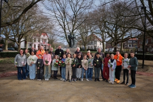 Monument Verploegh Chasséplein omringd met zorg en groen